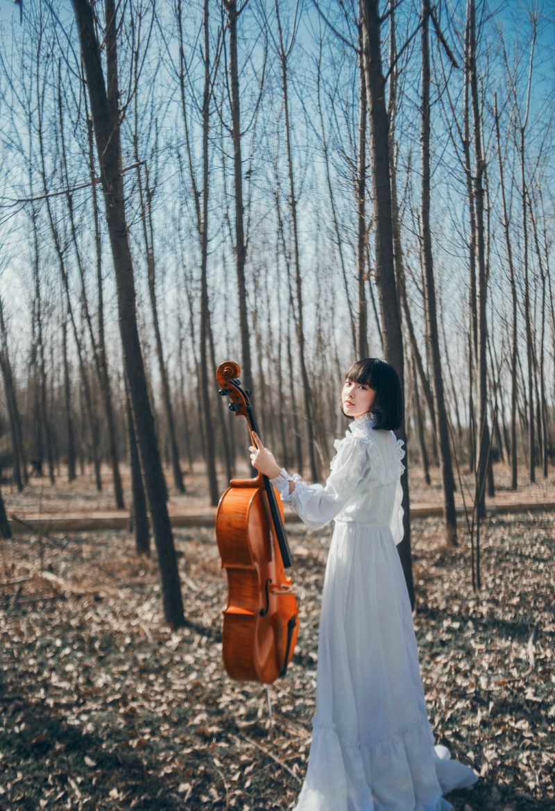 短发素颜美女自然中与大提琴合奏