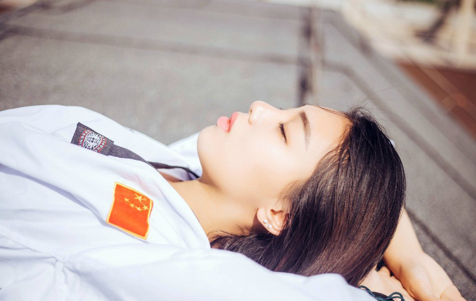 跆拳道美女制服帅气写真率性十足
