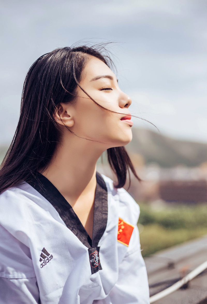 跆拳道美女制服帅气写真率性十足