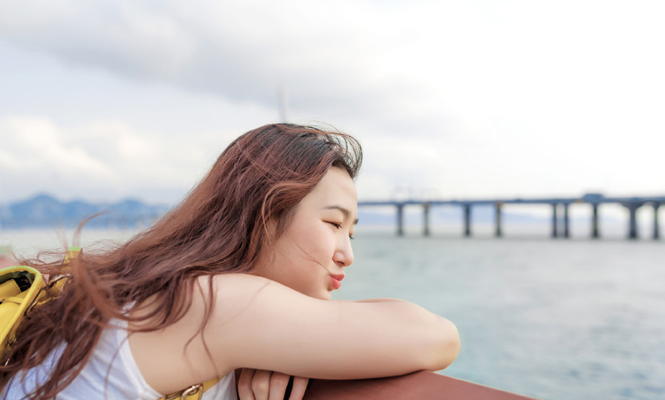 白皙美女海边阳光写真清新可人