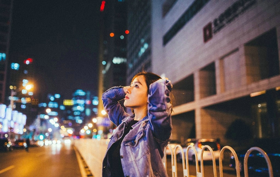 短发潮范美女美艳夜晚街头亮眼