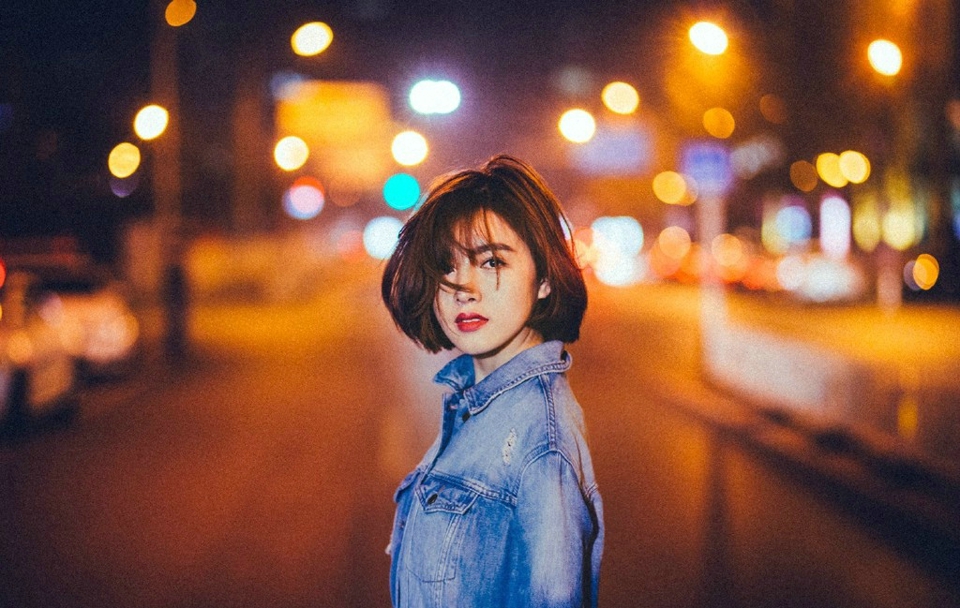 短发潮范美女美艳夜晚街头亮眼