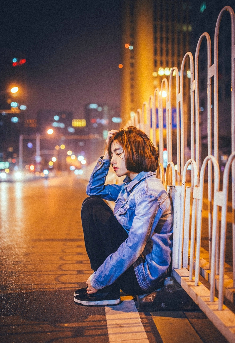 短发潮范美女美艳夜晚街头亮眼