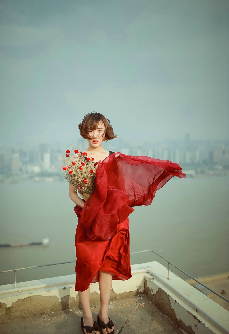 天台上的短发红裙少女玫瑰带刺