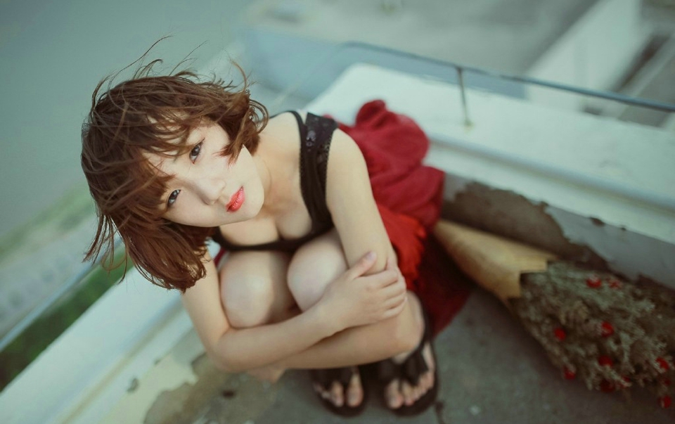 天台上的短发红裙少女玫瑰带刺