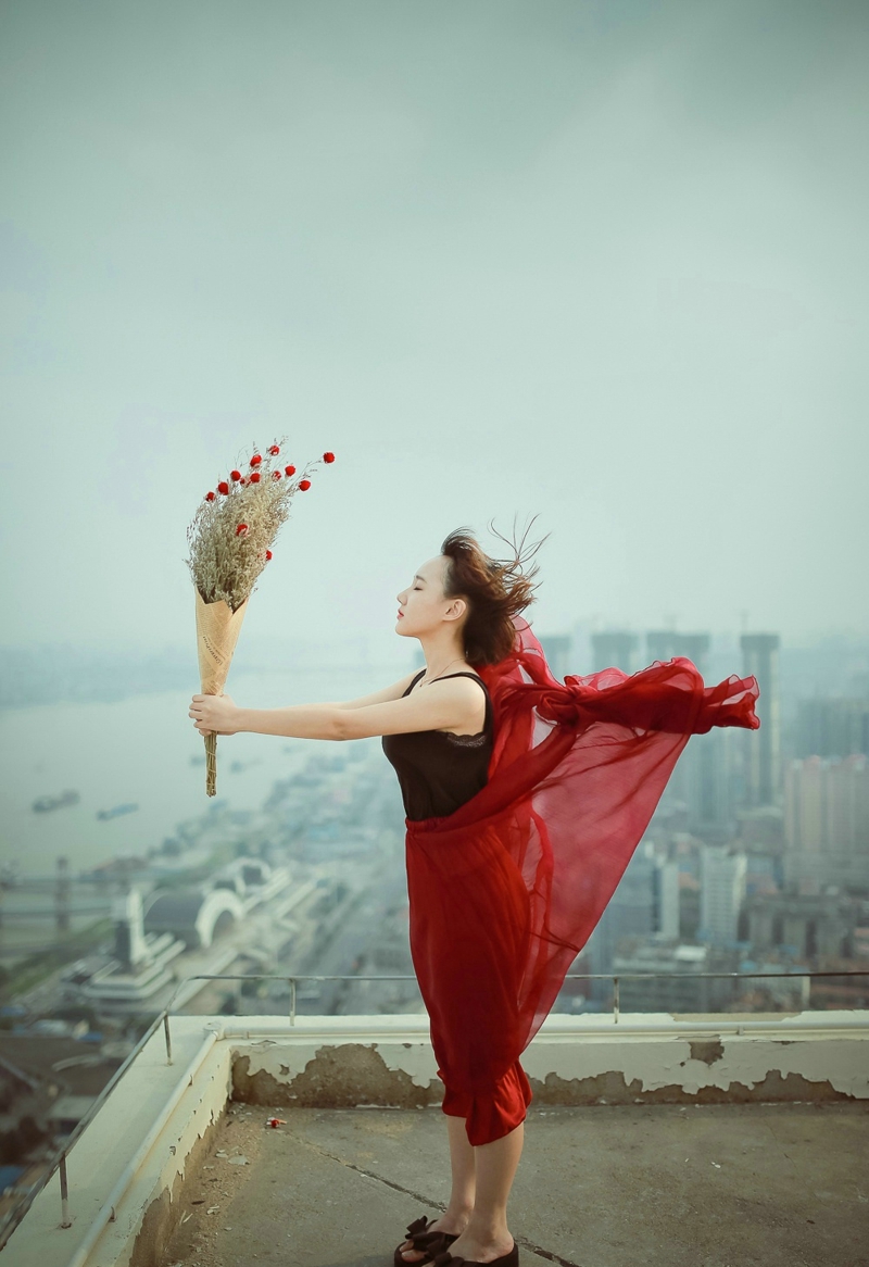 天台上的短发红裙少女玫瑰带刺