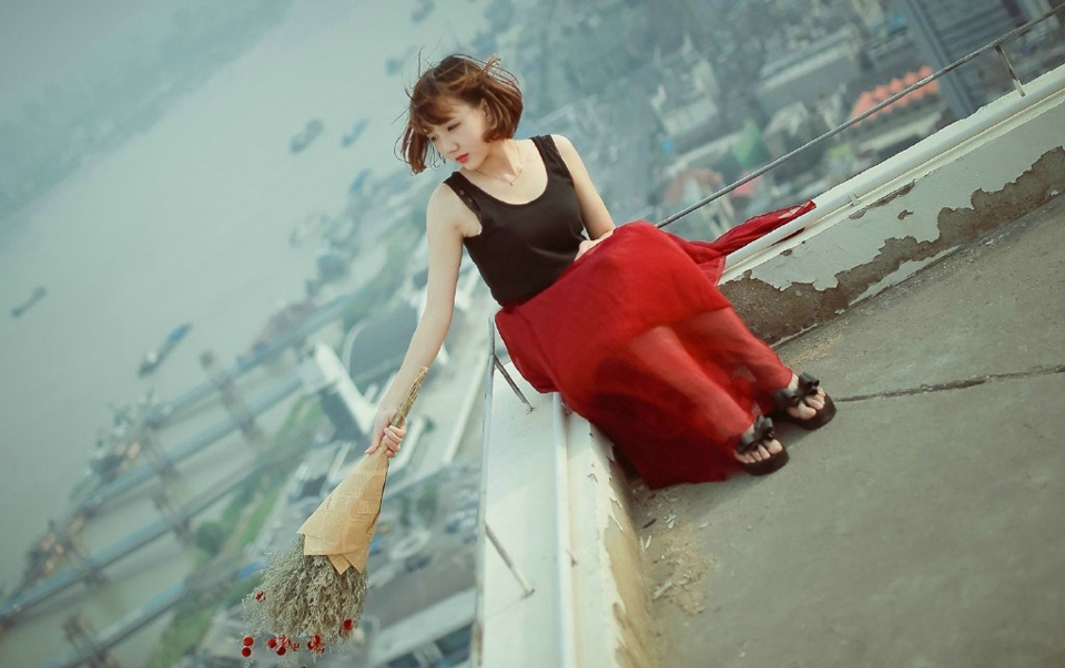 天台上的短发红裙少女玫瑰带刺