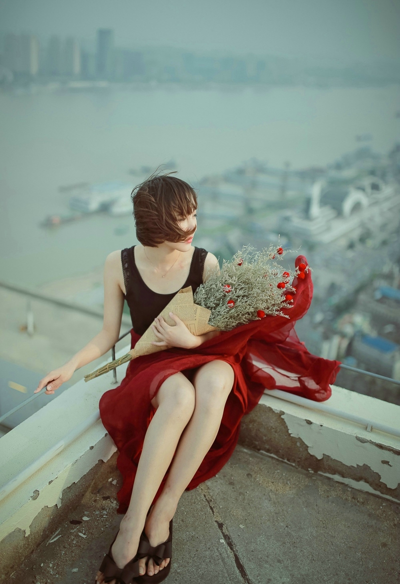 天台上的短发红裙少女玫瑰带刺