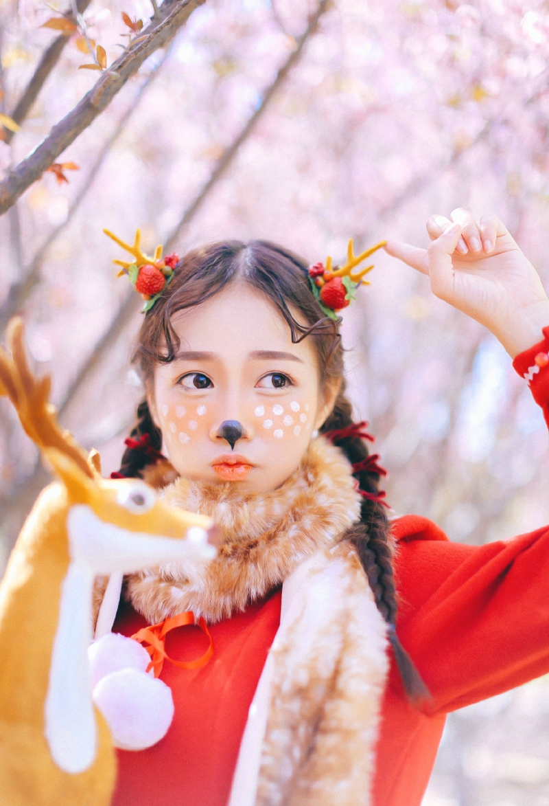甜美粉嫩少女喜欢鹿可爱卖萌