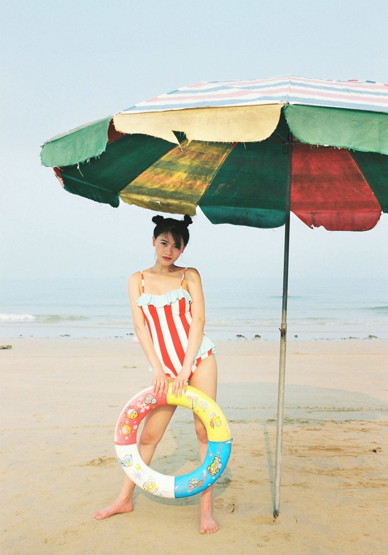 海边泳装可爱少女西瓜眼镜顽皮写真