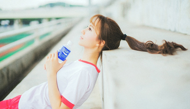 养眼少女运动场活力清新写真