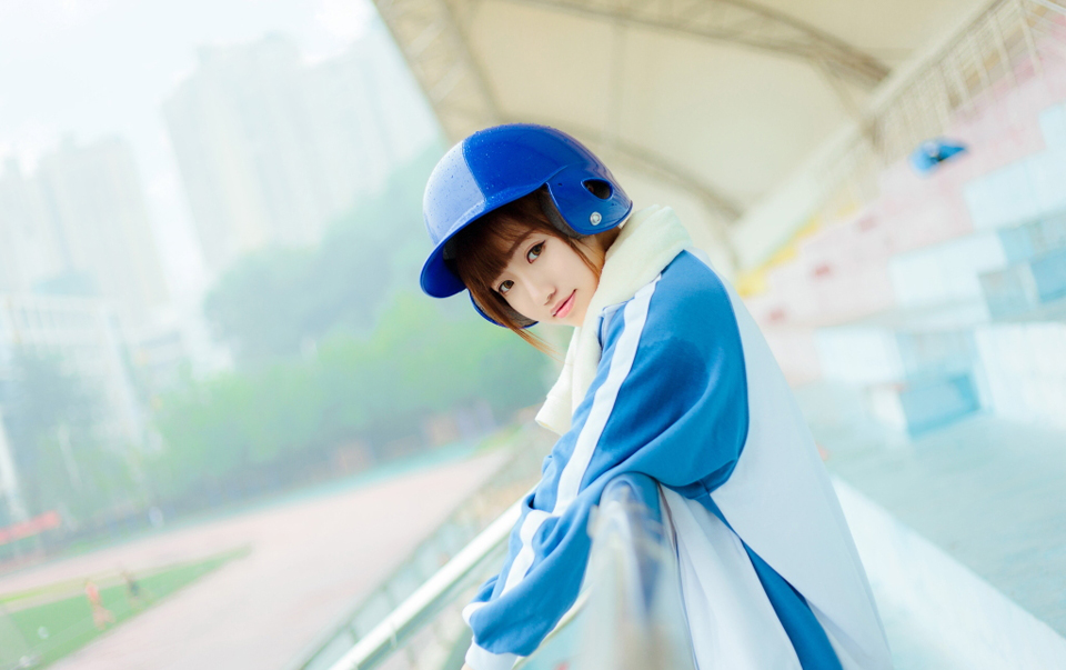 蓝色运动服少女棒球场挥汗写真活力十足
