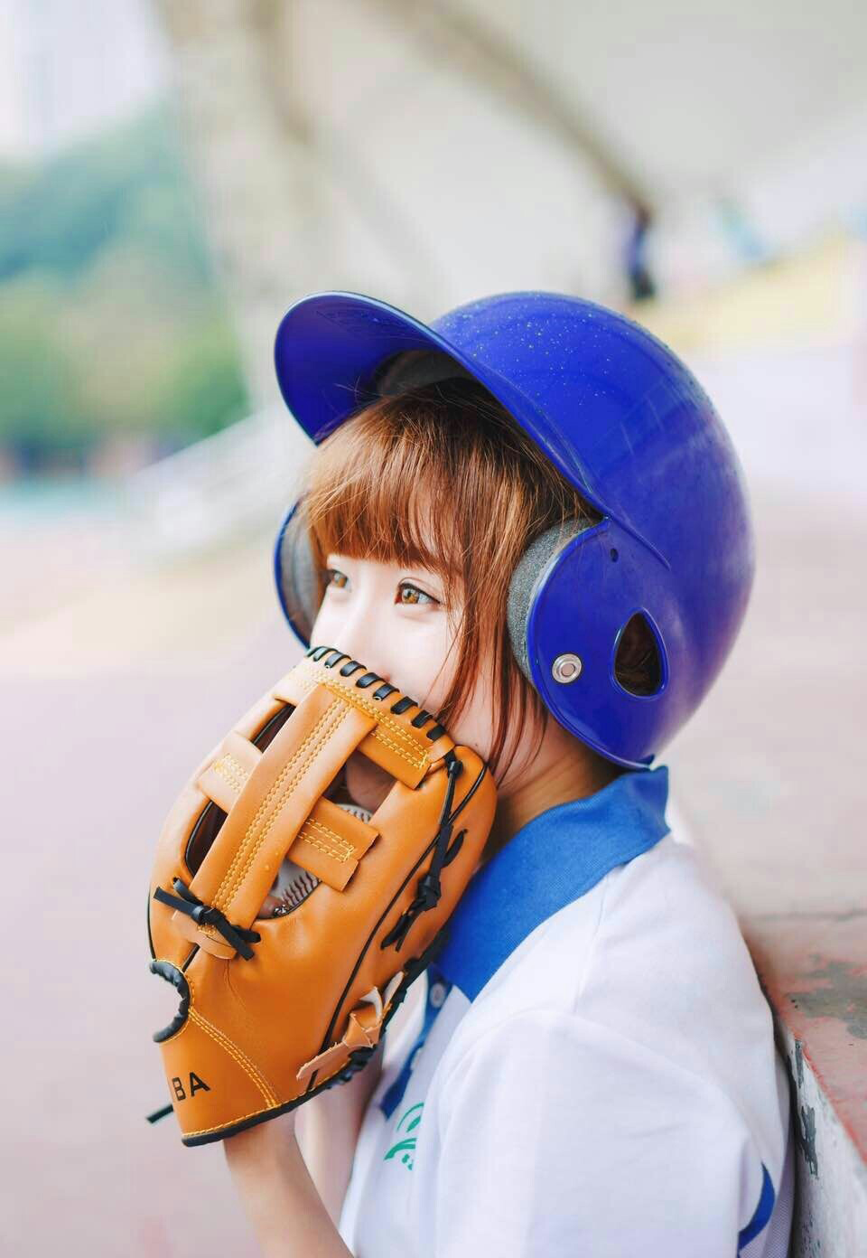 蓝色运动服少女棒球场挥汗写真活力十足
