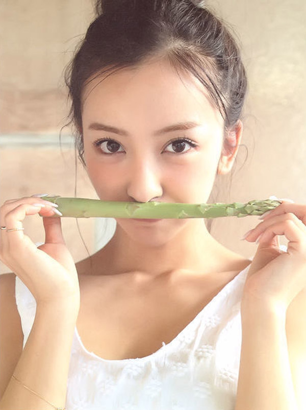 前AKB48板野友美变身清新自然蔬果女孩
