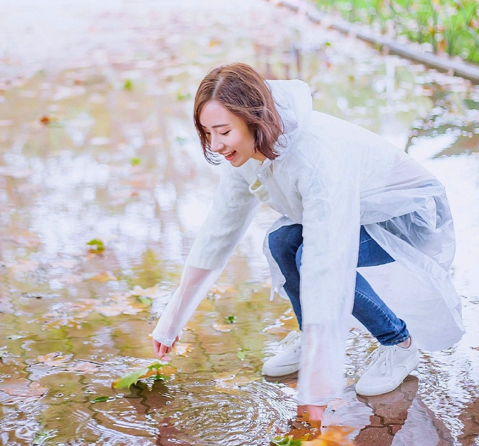 短发纯净美女下雨天漫步落叶相伴