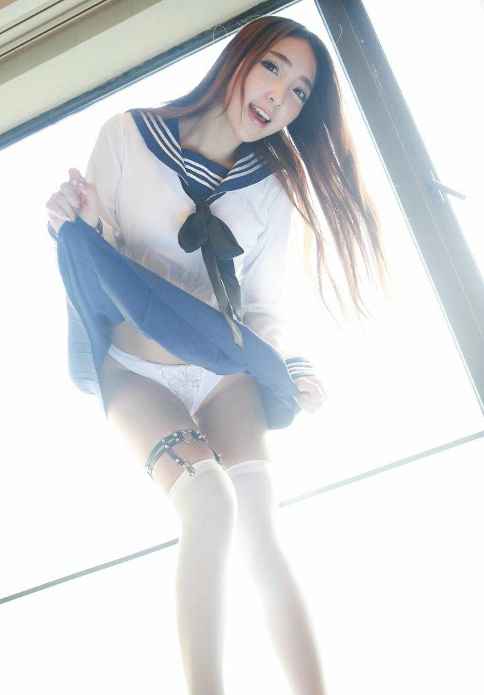 豪乳白皙美女黄歆苑妩媚动人制服诱惑