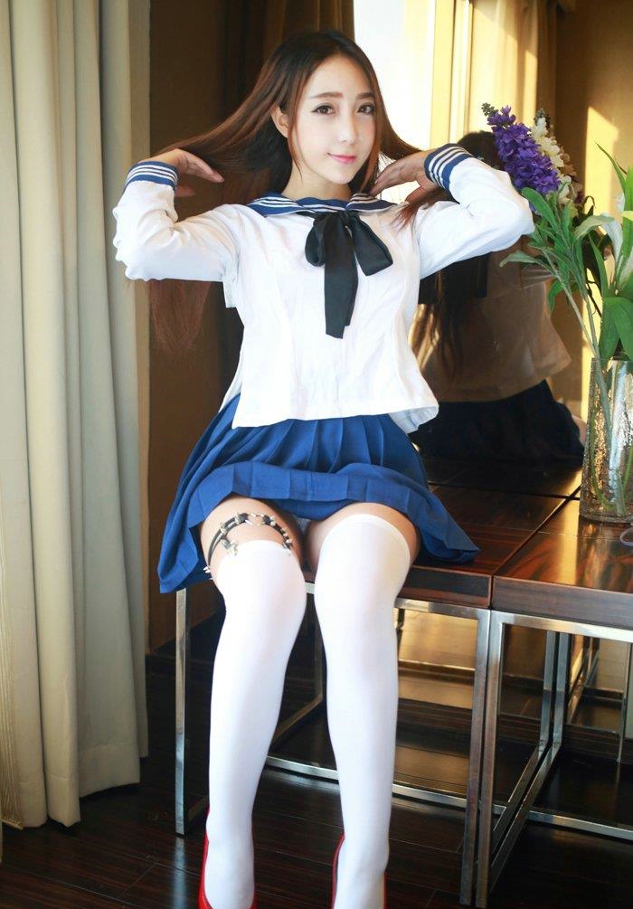 豪乳白皙美女黄歆苑妩媚动人制服诱惑