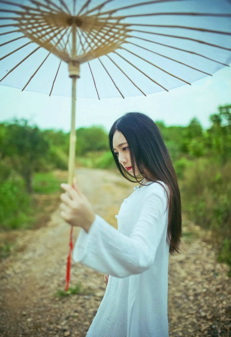 中分气质女神荒野湖边草丛处古风写真