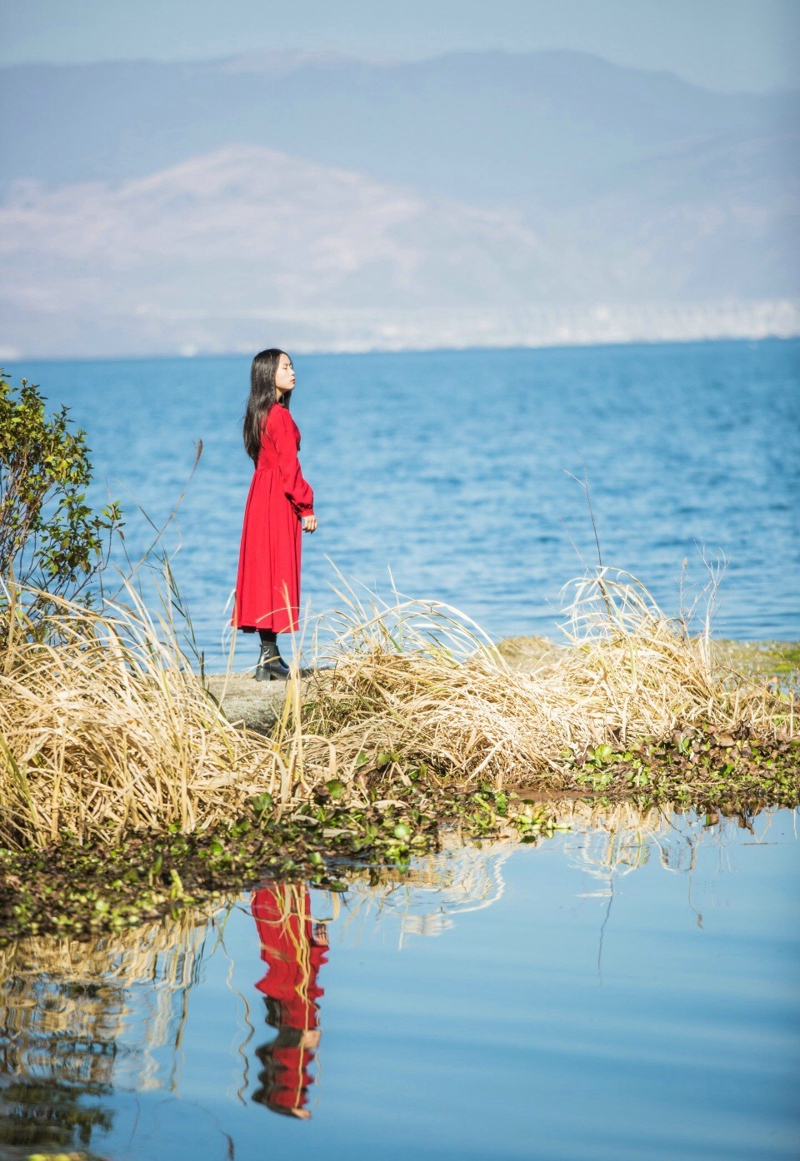 湖边的气质温婉美女红裙寂寞孤独