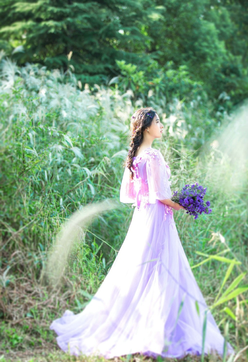 气质紫色薰衣草美女自然柔美迷人
