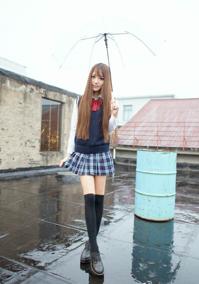 日本jk制服少女白皙美腿过膝袜屋顶写真