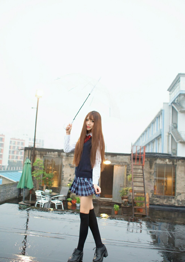 日本jk制服少女白皙美腿过膝袜屋顶写真
