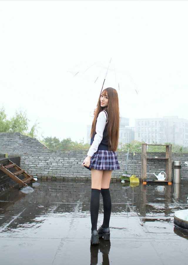 日本jk制服少女白皙美腿过膝袜屋顶写真