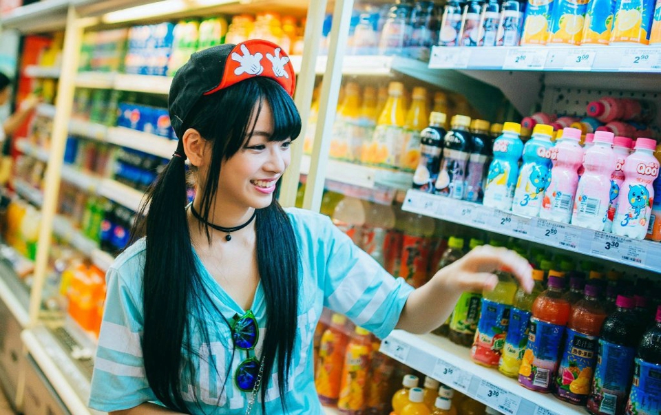 可爱少女夜市玩偶清纯甜美卖萌