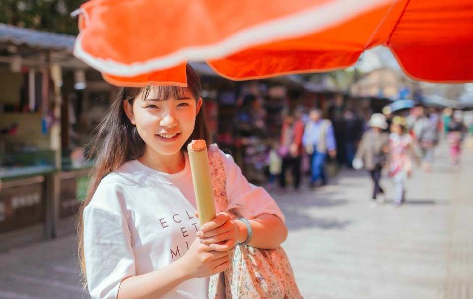 素颜甜美妹子旅拍笑容美好灿烂