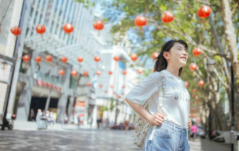 素颜甜美妹子旅拍笑容美好灿烂
