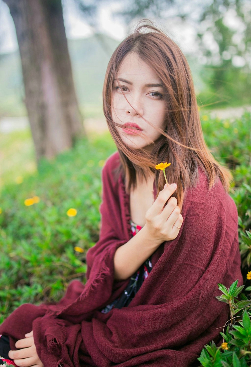 气质优雅迷人美眸女神湖边发丝飘逸