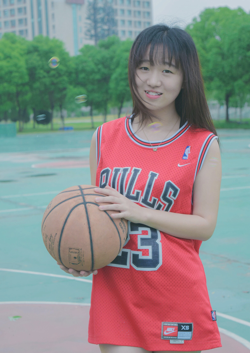 篮球少女操场可爱俏皮活力写真