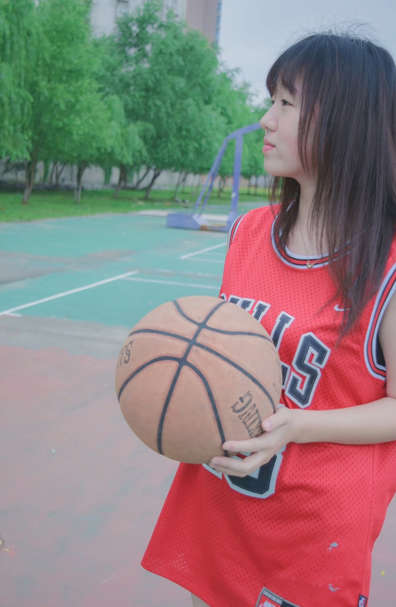 篮球少女操场可爱俏皮活力写真
