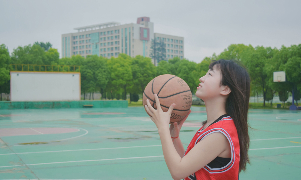 篮球少女操场可爱俏皮活力写真
