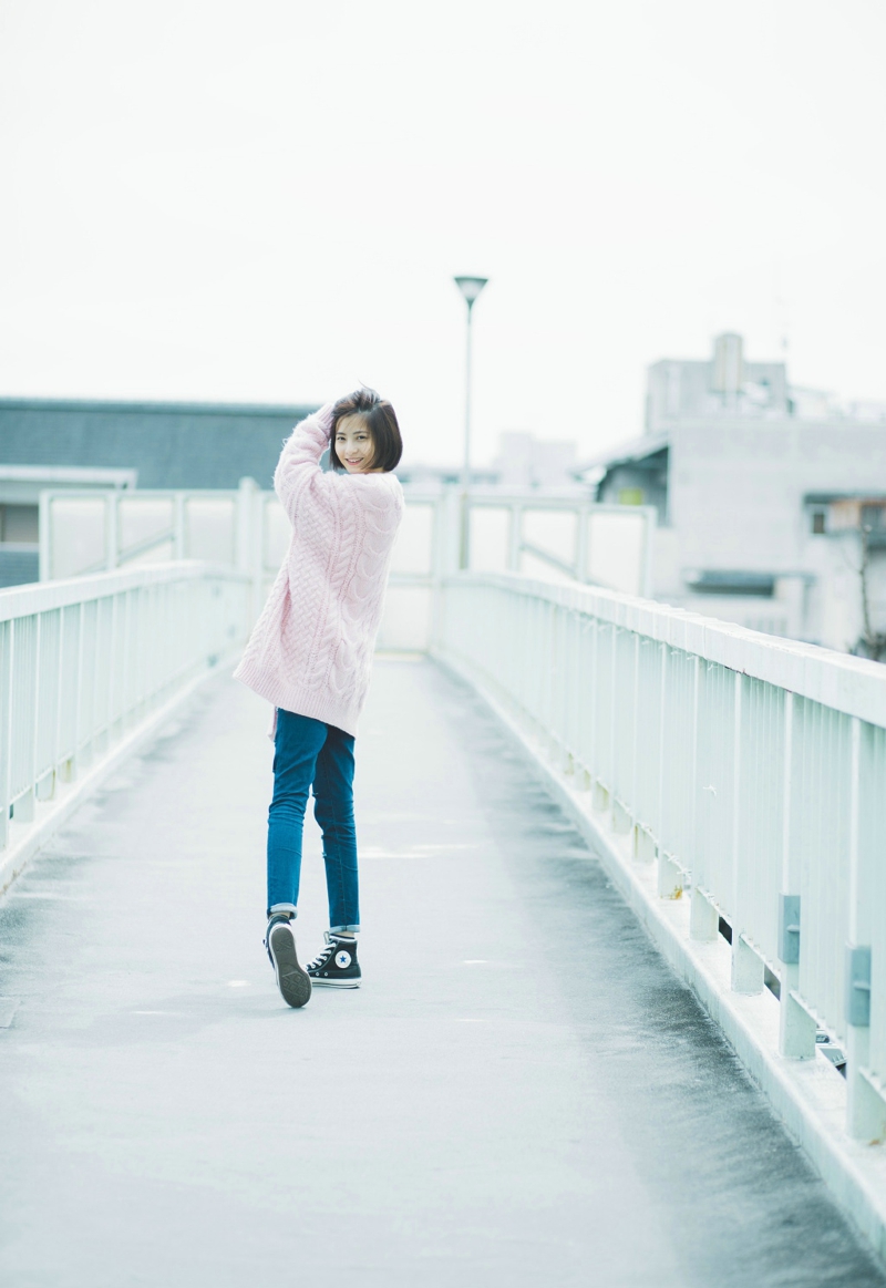 素颜美女粉嫩外套户外清新写真