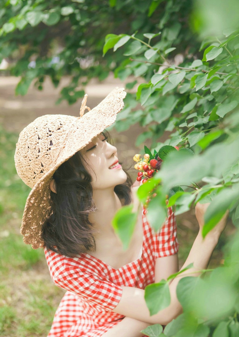 气质卷发美女红格子连衣裙靓丽迷人