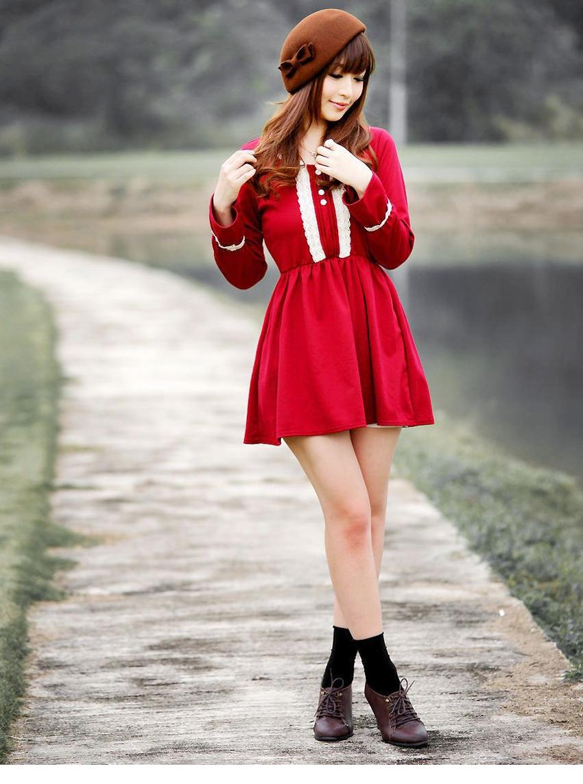 红衣少女秋季郊外可爱图片