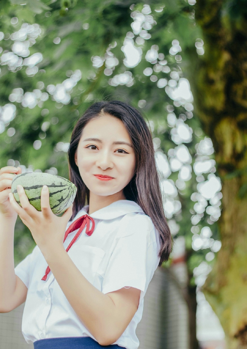 养眼学生制服妹子微风吹动秀发