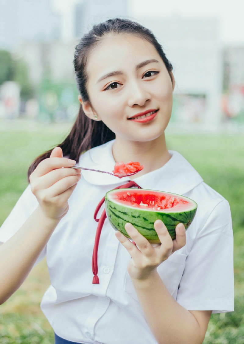 养眼学生制服妹子微风吹动秀发