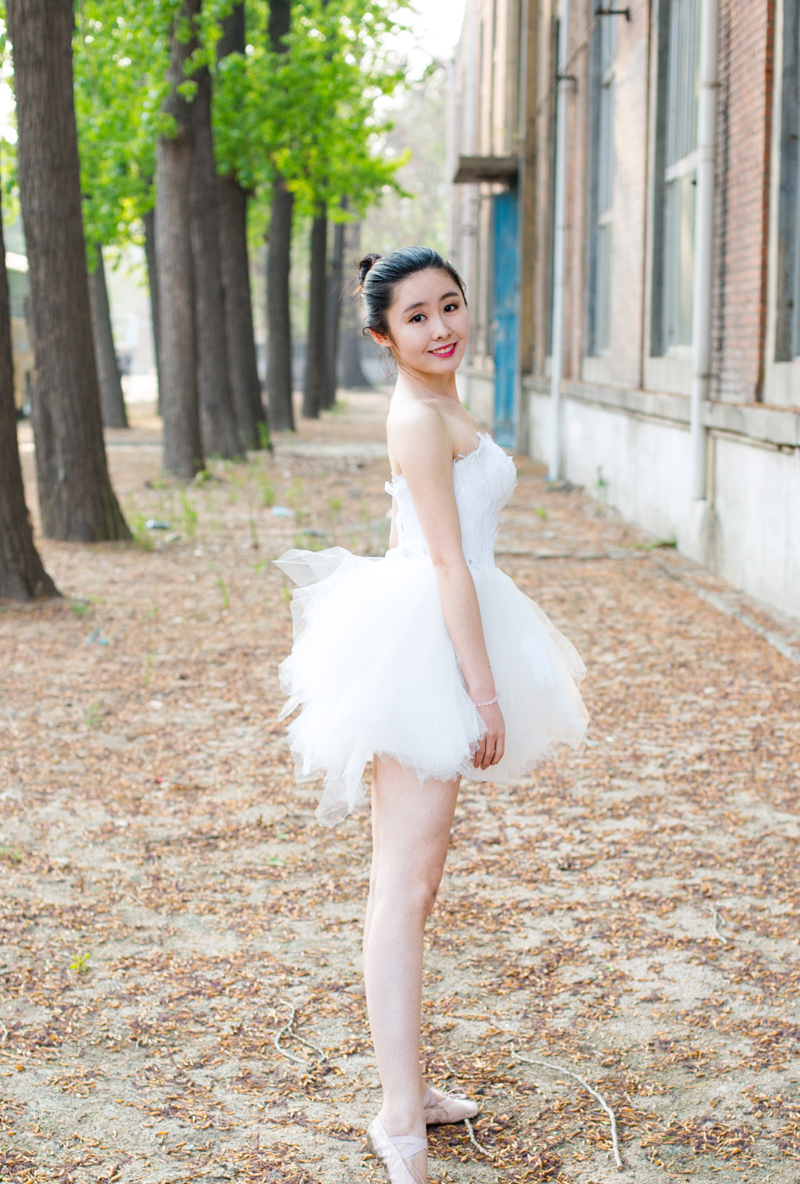 芭蕾少女蕾丝短裙户外舞姿动人
