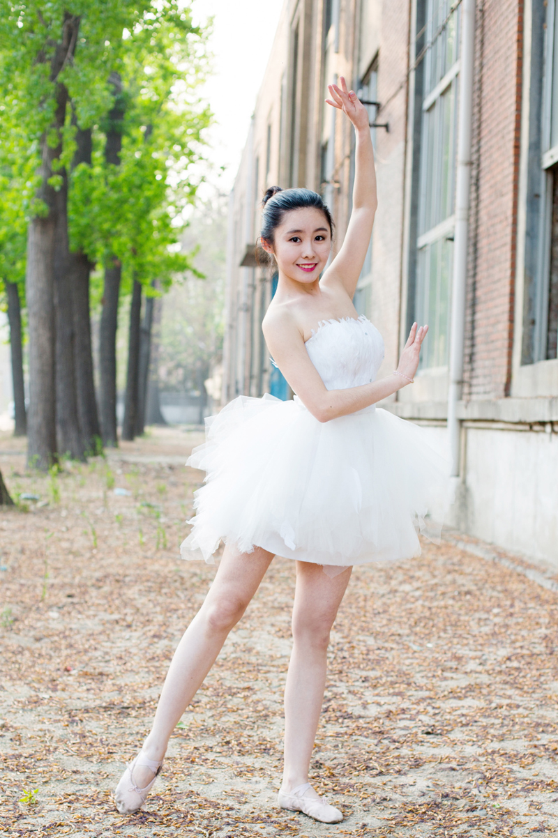 芭蕾少女蕾丝短裙户外舞姿动人