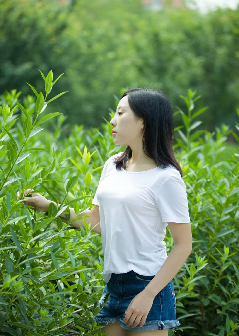 白衣清纯美眉绿茵草地清新写真