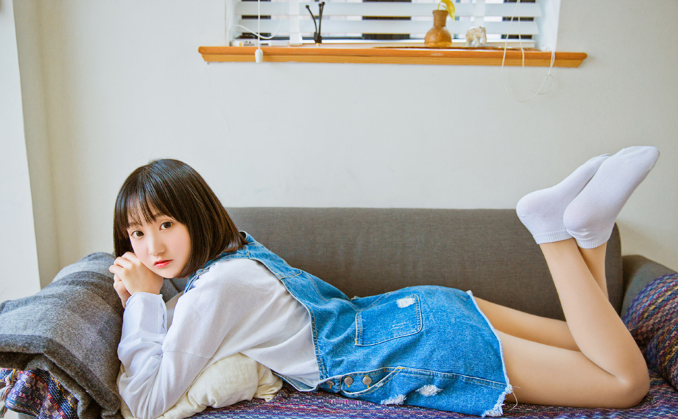 清新短发少女居家可爱写真