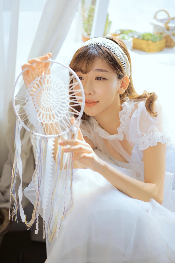 纯美气质女神披上婚纱的白皙温馨写真