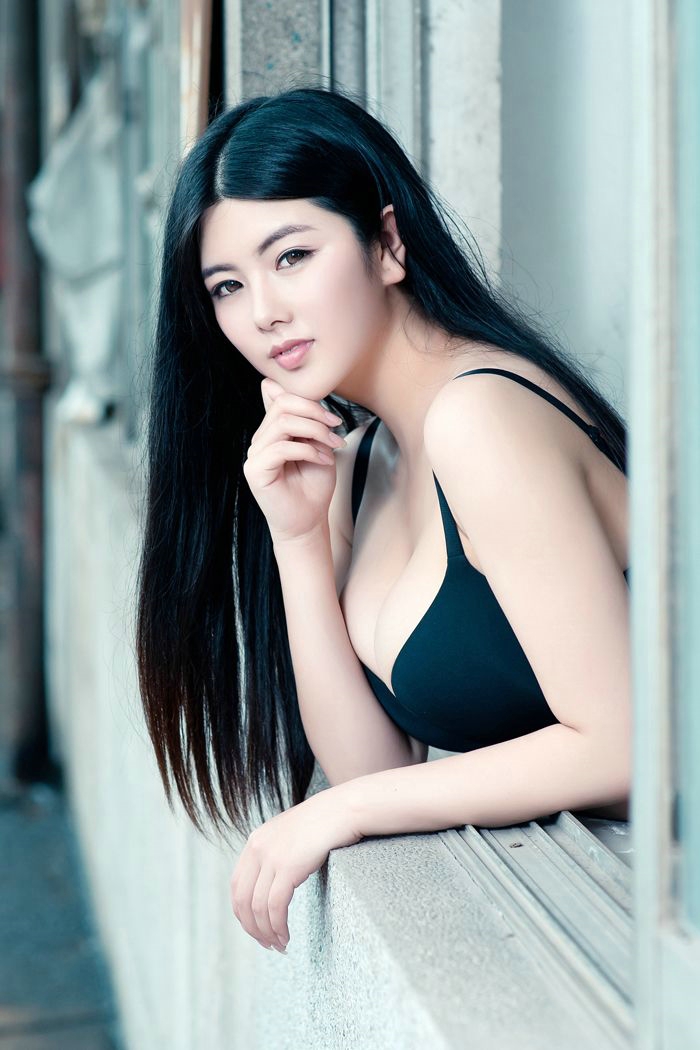丰满乳神娜露Selena爆乳内衣挡不住诱惑