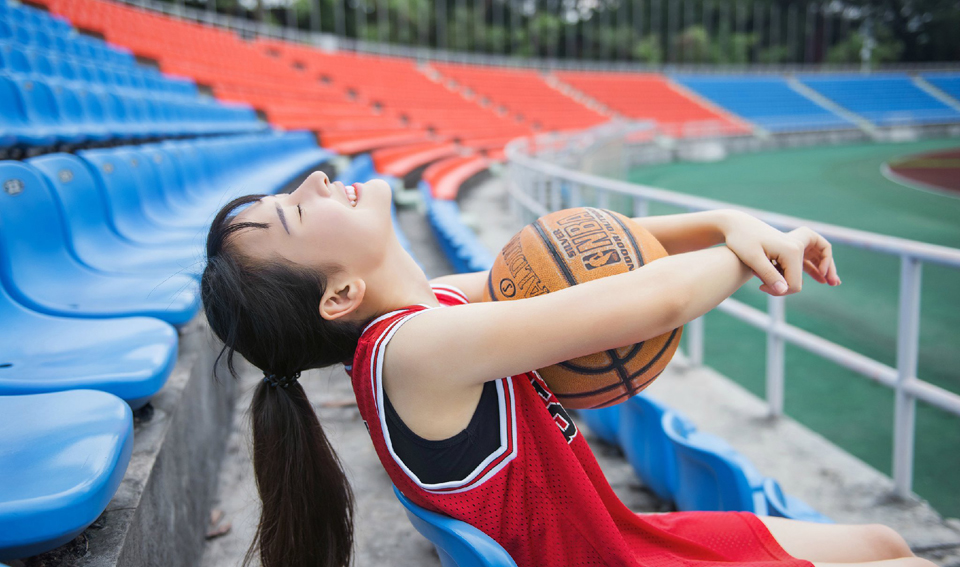 白皙篮球少女操场热血写真活力四射