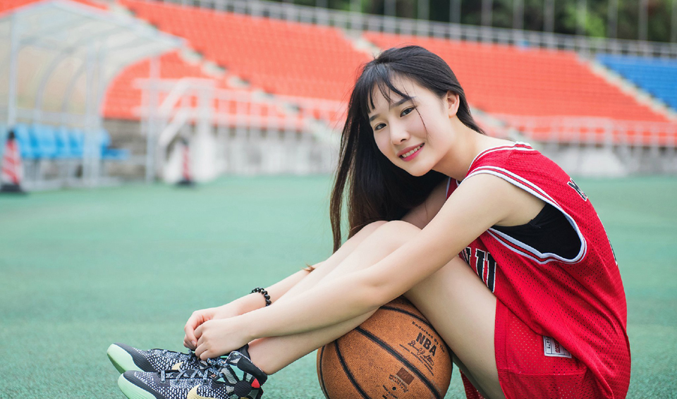 白皙篮球少女操场热血写真活力四射