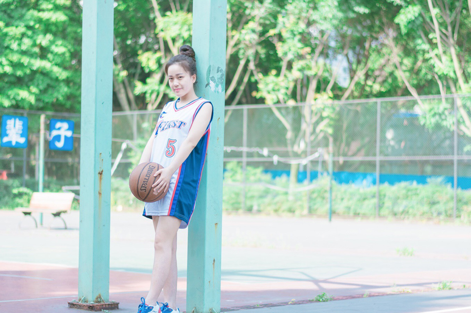 丸子头可爱少女篮球写真清纯可人