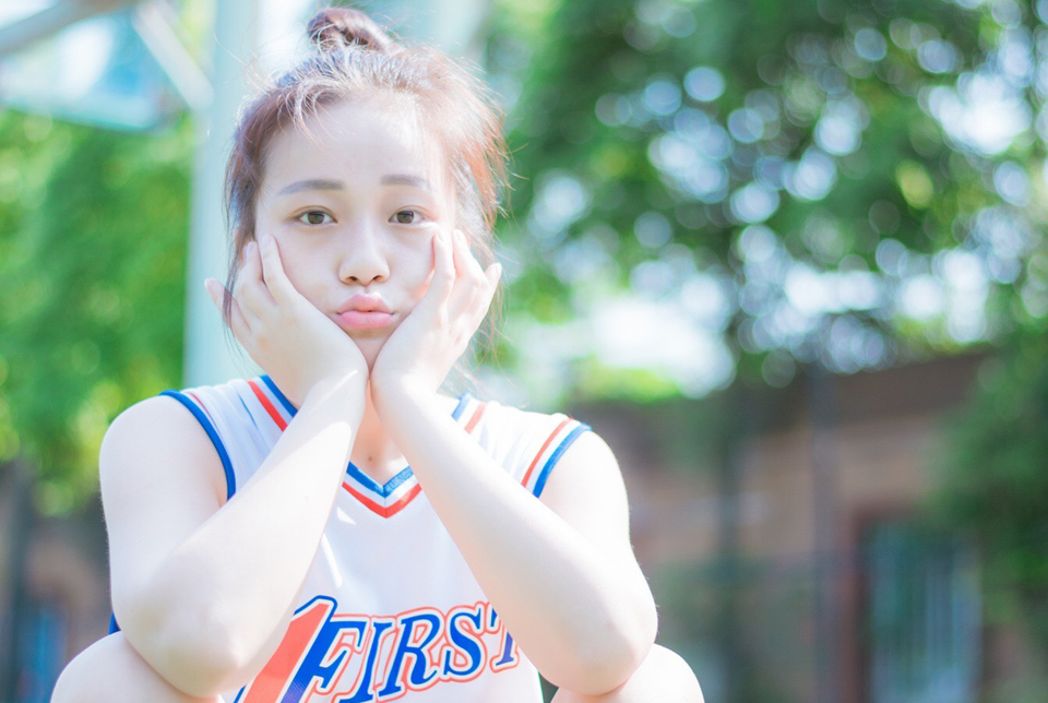 丸子头可爱少女篮球写真清纯可人