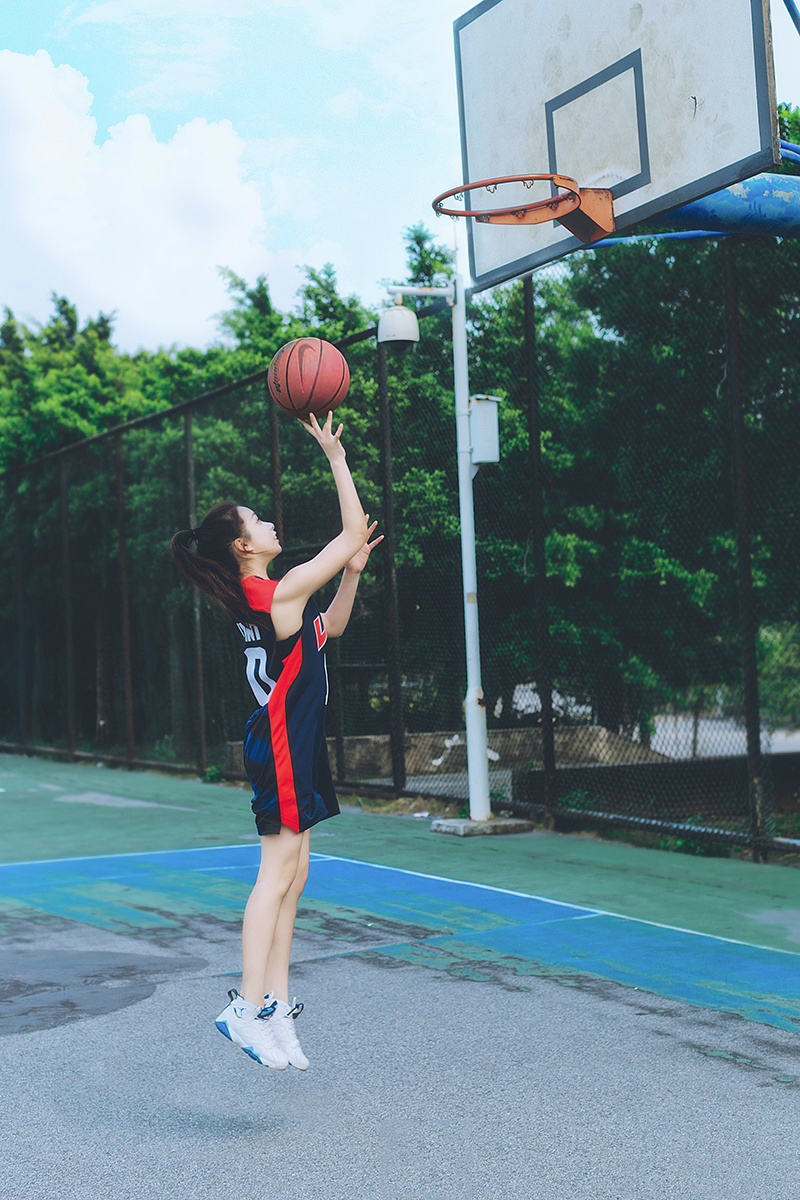 运动女生篮球写真魅力十足